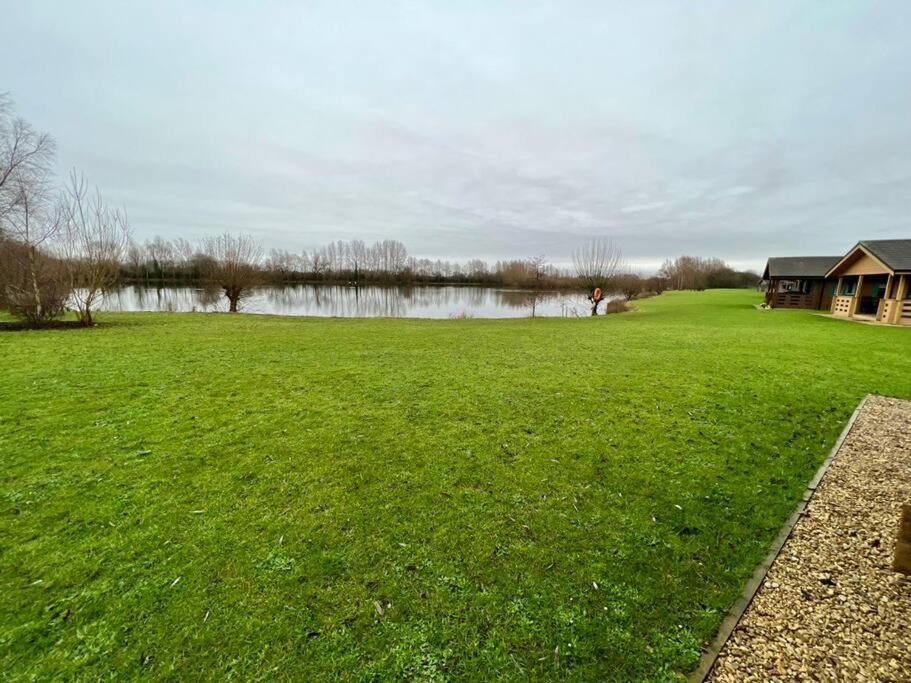 Lilly Lodge, Lake Pochard South Cerney Exterior photo
